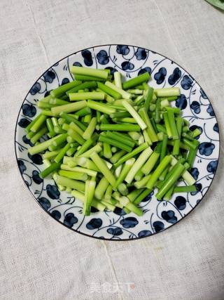 美味下饭蒜薹炒肉丝的做法步骤：2