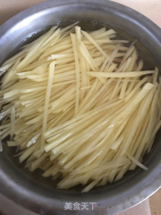 家常炒三色的做法步骤：2