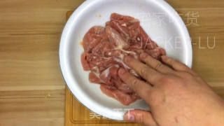 家常糖醋里脊，酸甜可口，色泽金黄诱人，制作简单，孩子最爱。的做法步骤：3