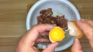 家常糖醋里脊，酸甜可口，色泽金黄诱人，制作简单，孩子最爱。的做法步骤：2