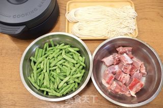 排骨豆角焖面的做法步骤：1