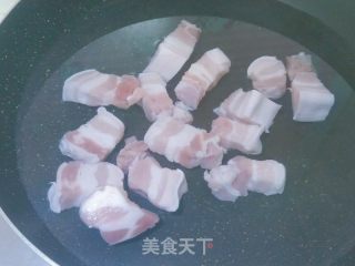 鹌鹑蛋红烧肉的做法步骤：3
