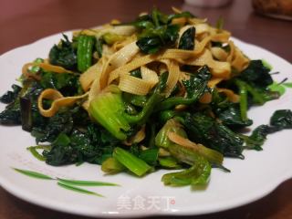 菠菜炒豆腐皮的做法步骤：7