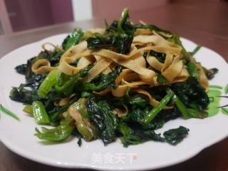 菠菜炒豆腐皮的做法步骤：6