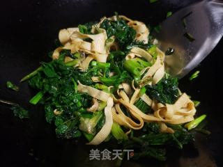 菠菜炒豆腐皮的做法步骤：5
