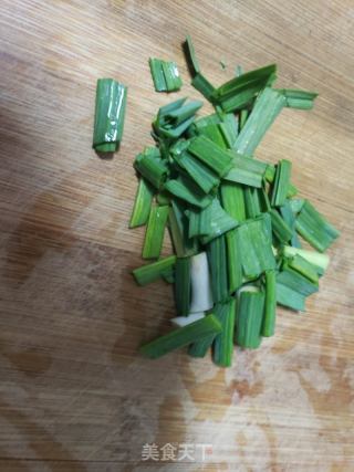 菠菜炒豆腐皮的做法步骤：4