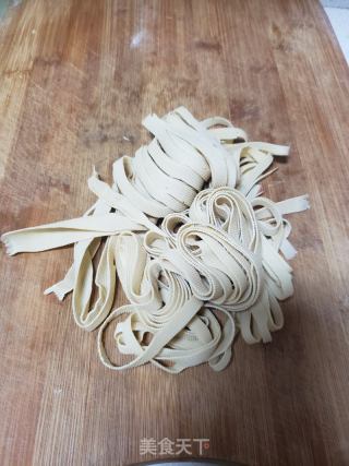菠菜炒豆腐皮的做法步骤：3