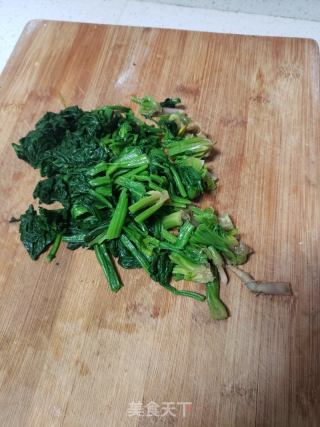菠菜炒豆腐皮的做法步骤：2