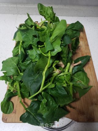 菠菜炒豆腐皮的做法步骤：1