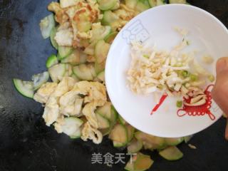 西葫芦炒鸡蛋的做法步骤：8