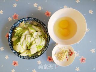 西葫芦炒鸡蛋的做法步骤：2