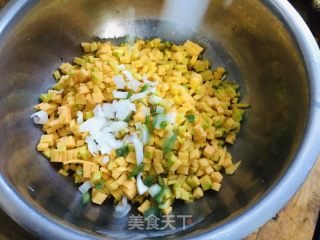 香辣南瓜包子的做法步骤：1