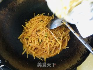 土豆丝炒酸菜的做法步骤：8
