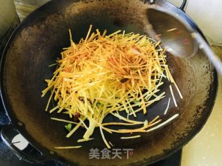 土豆丝炒酸菜的做法步骤：7