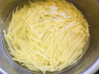 土豆丝炒酸菜的做法步骤：2