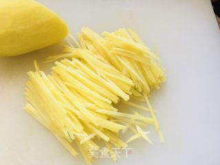 土豆丝炒酸菜的做法步骤：1