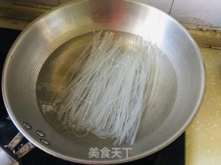莲花菜炒粉条的做法步骤：1