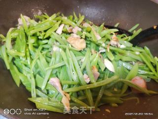 香菇肉末油面筋炒四季豆的做法步骤：5
