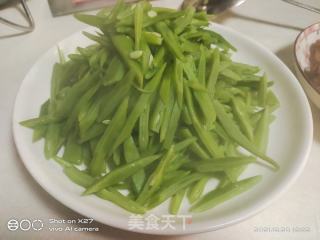 香菇肉末油面筋炒四季豆的做法步骤：3