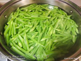 香菇肉末油面筋炒四季豆的做法步骤：2
