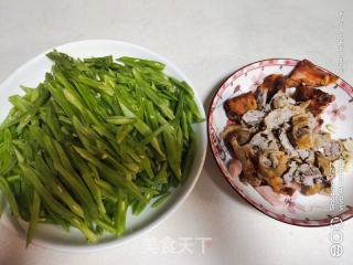 香菇肉末油面筋炒四季豆的做法步骤：1