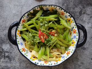 小海带芹菜拌豆腐皮的做法步骤：7
