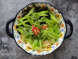 小海带芹菜拌豆腐皮的做法步骤：6