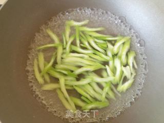 小海带芹菜拌豆腐皮的做法步骤：3