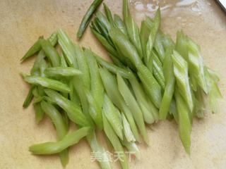 小海带芹菜拌豆腐皮的做法步骤：2