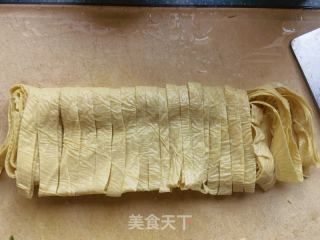 小海带芹菜拌豆腐皮的做法步骤：1