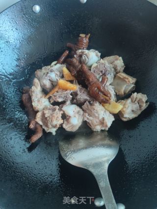 鸡爪烧排骨的做法步骤：4