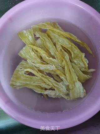 排骨炒腐竹的做法步骤：4