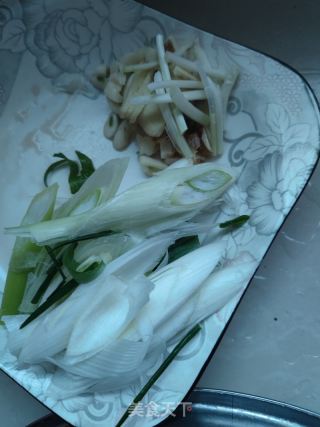 大葱炒羊肉的做法步骤：2