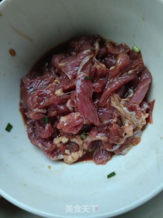 大葱炒羊肉的做法步骤：1
