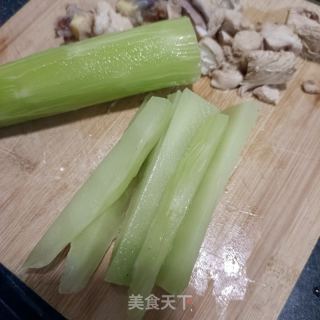 莴苣丁炒鸡肉丁的做法步骤：3