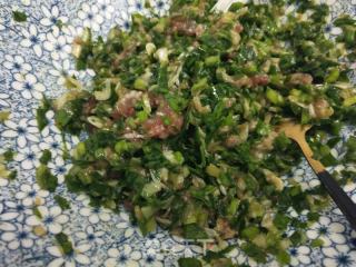 虾皮肉三鲜水饺的做法步骤：1