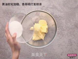 雪莓巧克力皇冠，皇冠般高雅华贵，美味得使人遐想联翩的做法步骤：1