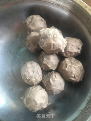 牛肉丸肉条汤的做法步骤：1