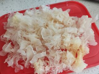 红枣雪梨银耳莲子羹的做法步骤：1