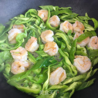 鸡蛋青椒炒虾仁的做法步骤：7