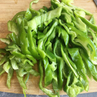 鸡蛋青椒炒虾仁的做法步骤：4