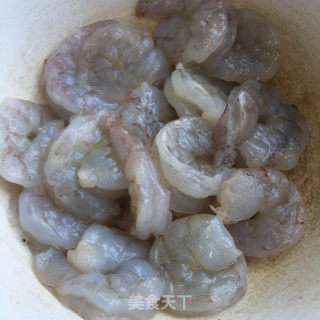 鸡蛋青椒炒虾仁的做法步骤：1