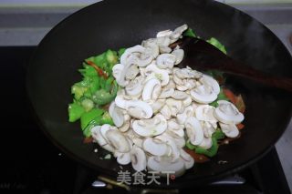 辣椒胡萝卜炒口蘑的做法步骤：5