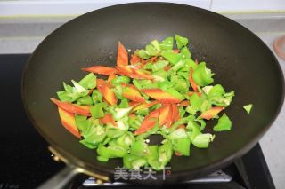 辣椒胡萝卜炒口蘑的做法步骤：4