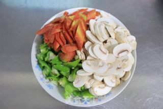辣椒胡萝卜炒口蘑的做法步骤：2