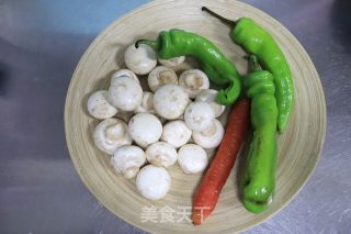 辣椒胡萝卜炒口蘑的做法步骤：1