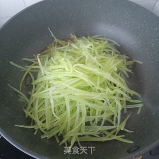 松茸香覃炒莴苣的做法步骤：5