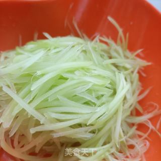 松茸香覃炒莴苣的做法步骤：2