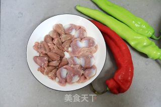 辣椒炒鸡杂的做法步骤：1