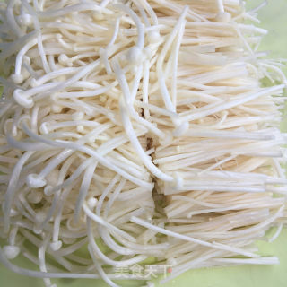 香葱油渣烧金针菇的做法步骤：1